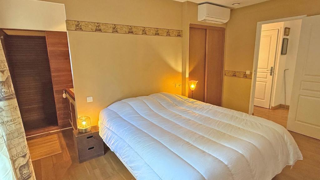 Suite Lavande — lit king-size, salle de bains privée avec baignoire, Villa Lou Bagarède