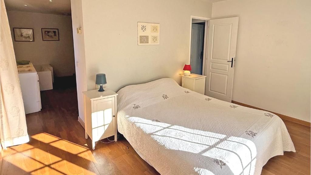 Chambre Mimosa — lit queen-size, vue sur la piscine, Villa Lou Bagarède