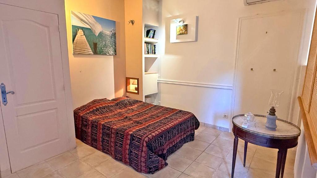 Chambre Garrigue — vue sur le jardin provençal, Villa Lou Bagarède
