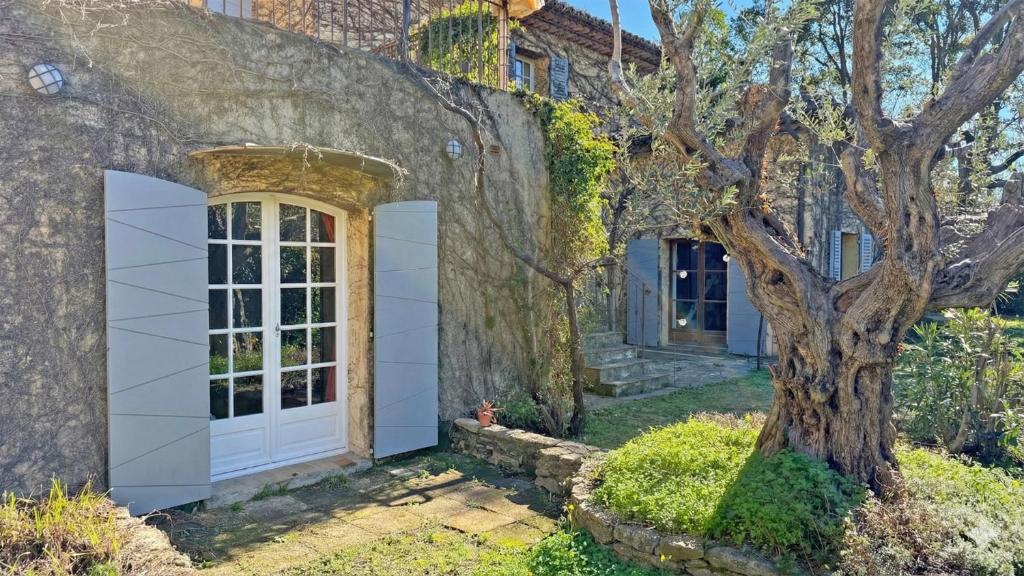 Façade et jardin de la Villa Lou Bagarède, Grimaud