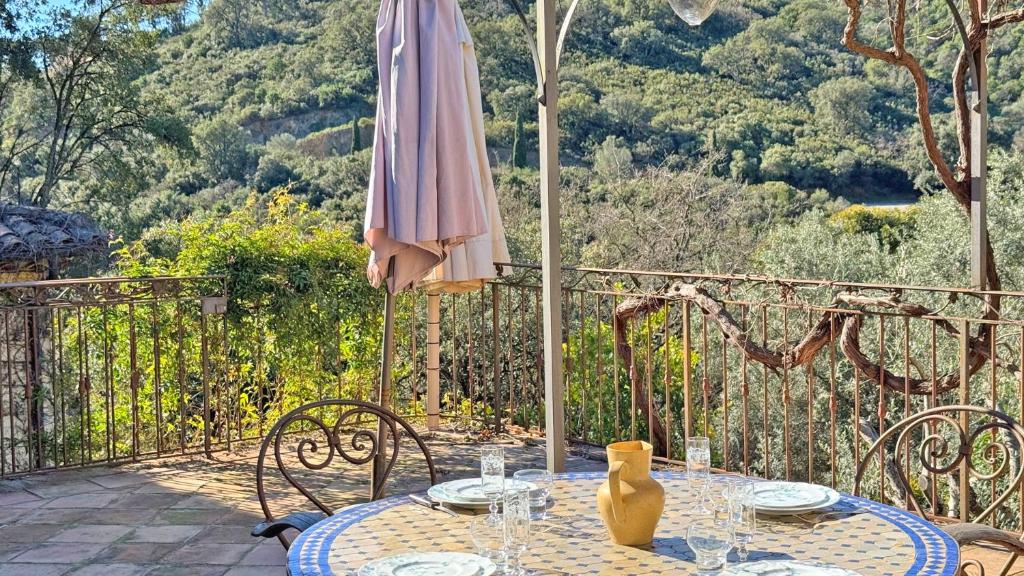 Facciata di Villa Lou Bagarède immersa nella vegetazione mediterranea, Grimaud