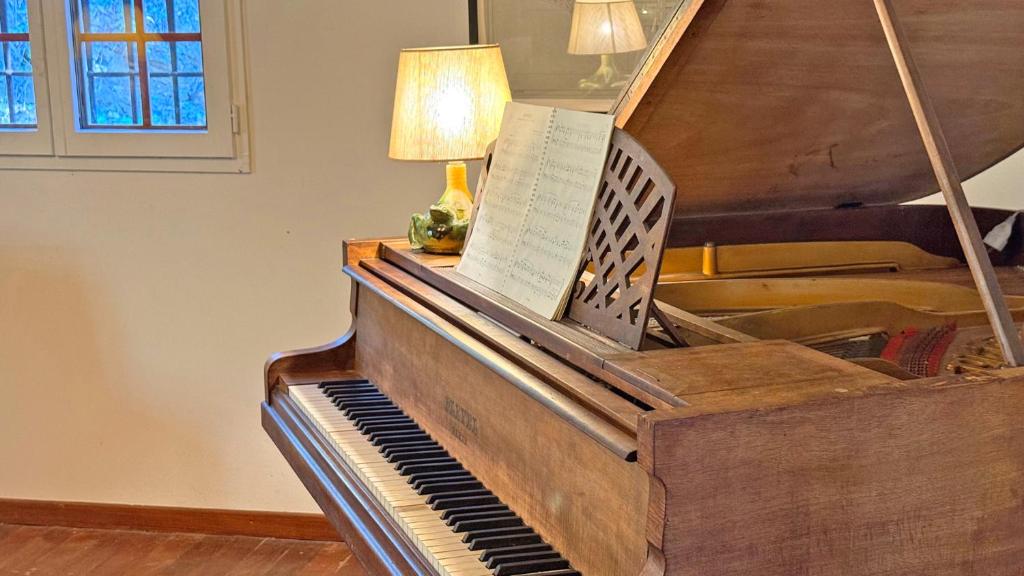 Piano à queue — salon de la Villa Lou Bagarède