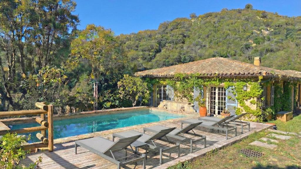 Piscine privée chauffée de la Villa Lou Bagarède, Grimaud, golfe de Saint-Tropez