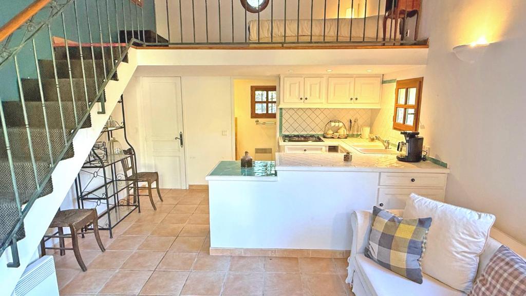 Chambre Thym — deux lits simples, vue sur la terrasse couverte, Villa Lou Bagarède