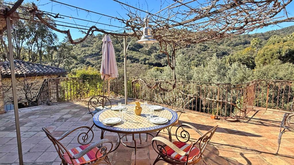 Terrasse de la Villa Lou Bagarède avec vue sur les collines du golfe de Saint-Tropez